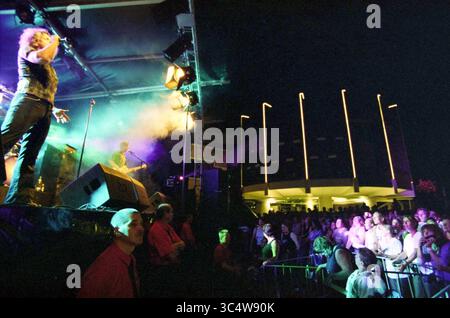 De Kast, MeerLive Festival, Hoofddorp, Niederlande, 14-08-2002 Whizgle News, Dutch Desk, Niederlande, 1950-2000 Eine lebendige Konzertszene mit einem charismatischen Künstler, der das Publikum mit lebendigen Bühnenlichtern anspricht, die das begeisterte Publikum erleuchten. Die Atmosphäre ist elektrisierend, da das Publikum die Livemusik genießt und ein Gefühl der Verbindung zwischen Künstler und Fans schafft. Stockfoto