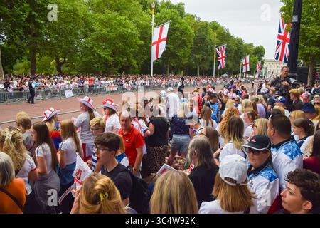 London, Großbritannien. Juli 2025. Die Zuschauer packen die Mall vor der Parade für die englische Fußballnationalmannschaft der Frauen, bekannt als die Lionesses, um ihren Sieg bei der Euro 2025 zu feiern. Quelle: SOPA Images Limited/Alamy Live News Stockfoto