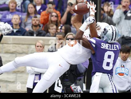 29. September 2018 – Manhattan, KS, USA – Texas Running Back Tre Watson (5) und Kansas State Defensive Back Duke Shelley (8) kämpfen am Samstag, 29. September 2018, um einen Pass in der Endzone. Der Pass war unvollständig. (Bild: © Bo Rader/Wichita Eagle/TNS via ZUMA Wire) Stockfoto