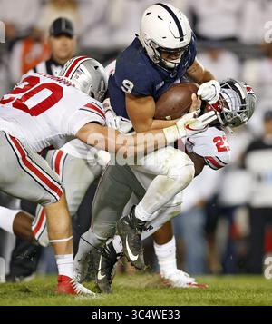 29. September 2018 - University Park, PA, USA - Penn State Quarterback Trace McSorley (9) fährt über Ohio State Safety Jahsen Wint (23) und fährt am Samstag, 29. September 2018, im vierten Viertel im Beaver Stadium in University Park, Pa. Zur 1-Yard-Linie. Ohio State gewann 27:26. (Abbildung: © Kyle Robertson/Columbus Dispatch/TNS via ZUMA Wire) Stockfoto