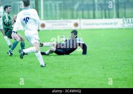 Fußball: Stormvogels - OSV, IJmuiden, IJmuiden, Niederlande, 10-10-1998 Whizgle News, Dutch Desk, Niederlande, 1950-2000 Ein Torhüter macht einen gewagten Vorsprung, als ein gegnerischer Spieler versucht, den Ball voranzutreiben, und zeigt die Intensität und Spannung eines Fußballspiels. Stockfoto