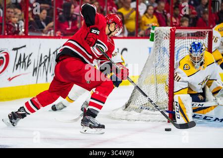 Carolina Hurricanes verließ Warren Foegele (13) während des NHL-Vorsaisonspiels zwischen den Nashville Predators und den Carolina Hurricanes am 30. September 2018 in der PNC Arena in Raleigh, NC. Jacob Kupferman/CSM(Kreditbild: &Copy; Jacob Kupferman/CSM via ZUMA Wire) Stockfoto