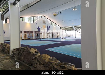 Badminton Courts in the Sports plaza at Center Parcs, Longleat Forest Holiday Village, Warminster, Wiltshire, England, Großbritannien, Stockfoto