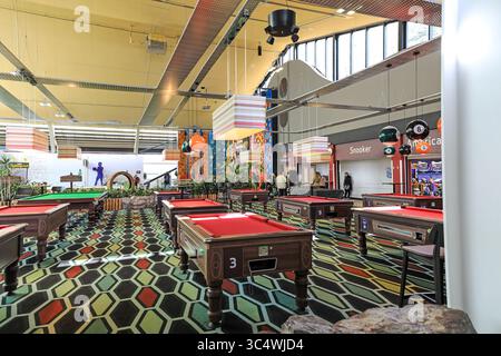 The Sports plaza at Center Parcs, Longleat Forest Holiday Village, Warminster, Wiltshire, England, Großbritannien, Stockfoto