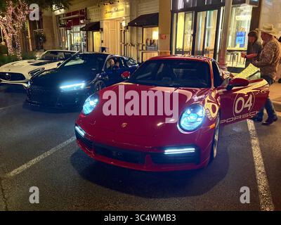 Porsche 911 Carrera neben Audi R8 4S und Mercedes AMG GT S Stockfoto