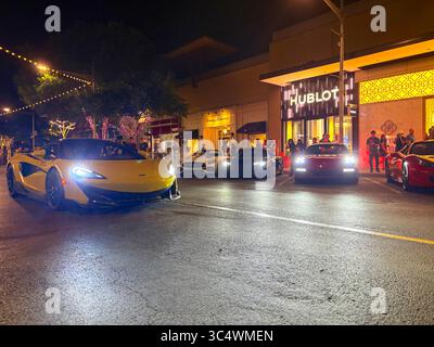 Gelber McLaren 720S vor Porsche 911 Carrera, Audi R8 und Mercedes AMG GT S. Stockfoto