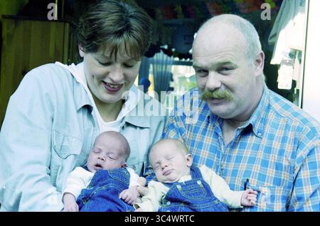 Gemini Van Kooten, Haarlem, Niederlande, 21.03.2000 Whizgle News, Dutch Desk, Niederlande, 1950-2000 Ein Paar hält stolz ihre zwei neugeborenen Babys, beide tragen süße Overalls. Die Familie strahlt Wärme und Freude aus und fängt einen kostbaren Moment der Zweisamkeit ein. Stockfoto