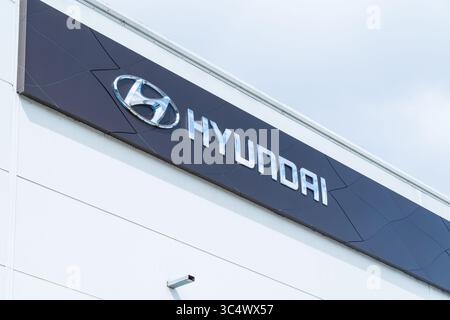 Norwich, Großbritannien – 25. Juli 2025: Außenschilder an der Seite eines Händlergebäudes der Hyundai Motorengesellschaft Stockfoto
