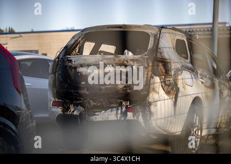 Zerstörte und verbrannte Autos auf dem Schrottplatz nach einem Unfall, die schwere Schäden und Zerstörungen zeigten Stockfoto
