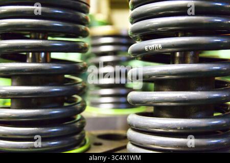 Einzelheiten zum Hauptmotor des Schiffes, mit Fett geschmiert, Nahaufnahme. Stockfoto