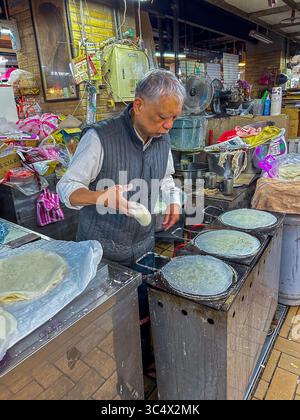 Taipei, Taiwan, Taiwanese man Clerk, arbeitet im öffentlichen Lebensmittelmarkt, frische Pasta, „Yong Le Market“ Stockfoto