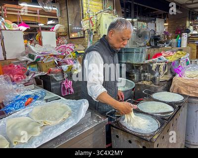 Taipei, Taiwan, Taiwanese man Clerk, arbeitet im öffentlichen Lebensmittelmarkt, frische Pasta, professionelle Küche 'Yongli Market » Senior Stockfoto