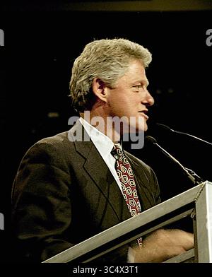 1. November 1992: East Rutherford, New Jersey, Vereinigte Staaten - East Rutherford, New Jersey, USA, 1. November 1992.Clinton/Gore Campaign Rallye in den Meadowlands. Der Gouverneur von Arkansas William Clinton, der Kandidat der Demokratischen Präsidentschaftskandidat, spricht in der Arena von Brendan Byrne. (Kreditbild: © Mark Reinstein/ZUMA Wire) Stockfoto
