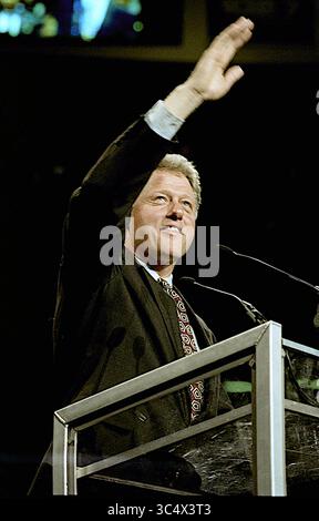 1. November 1992: East Rutherford, New Jersey, Vereinigte Staaten - East Rutherford, New Jersey, USA, 1. November 1992.Clinton/Gore Campaign Rallye in den Meadowlands. Der Gouverneur von Arkansas William Clinton, der Kandidat der Demokratischen Präsidentschaftskandidat, spricht in der Arena von Brendan Byrne. (Kreditbild: © Mark Reinstein/ZUMA Wire) Stockfoto