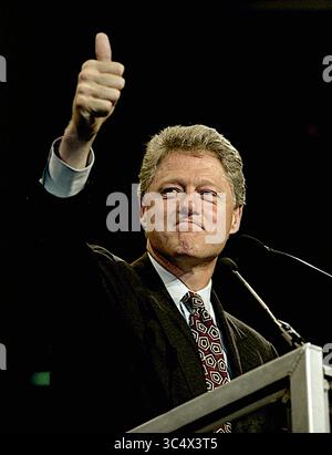 1. November 1992: East Rutherford, New Jersey, Vereinigte Staaten - East Rutherford, New Jersey, USA, 1. November 1992.Clinton/Gore Campaign Rallye in den Meadowlands. Der Gouverneur von Arkansas William Clinton, der Kandidat der Demokratischen Präsidentschaftskandidat, spricht in der Arena von Brendan Byrne. (Kreditbild: © Mark Reinstein/ZUMA Wire) Stockfoto
