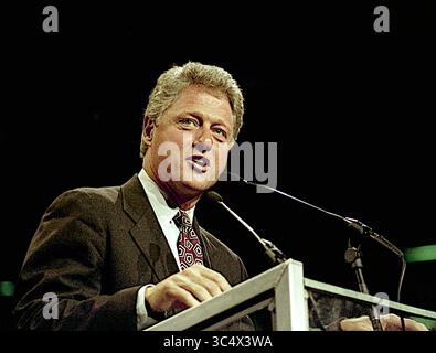 1. November 1992: East Rutherford, New Jersey, Vereinigte Staaten - East Rutherford, New Jersey, USA, 1. November 1992.Clinton/Gore Campaign Rallye in den Meadowlands. Der Gouverneur von Arkansas William Clinton, der Kandidat der Demokratischen Präsidentschaftskandidat, spricht in der Arena von Brendan Byrne. (Kreditbild: © Mark Reinstein/ZUMA Wire) Stockfoto