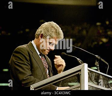 1. November 1992: East Rutherford, New Jersey, Vereinigte Staaten - East Rutherford, New Jersey, USA, 1. November 1992.Clinton/Gore Campaign Rallye in den Meadowlands. Der Gouverneur von Arkansas William Clinton, der Kandidat der Demokratischen Präsidentschaftskandidat, spricht in der Arena von Brendan Byrne. (Kreditbild: © Mark Reinstein/ZUMA Wire) Stockfoto