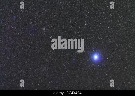 19. April 2017 – Australien – Canopus, der zweithellste Stern am Nachthimmel. Der Stern auf der linken Seite ist Tau Puppis. Die Carina Zwerggalaxie ist zwischen den beiden Sternen, aber hier unsichtbar. ..mit dem 200-mm-Objektiv aufgenommen, um ein binokulares Sichtfeld zu simulieren. Ein Stapel von 2 x 2-minütigen Belichtungen bei f/2,8 und Canon 5D MkII bei ISO 2000, (Bild: © Alan Dyer/Vwpics/VW Pics Via ZUMA Wire) Stockfoto