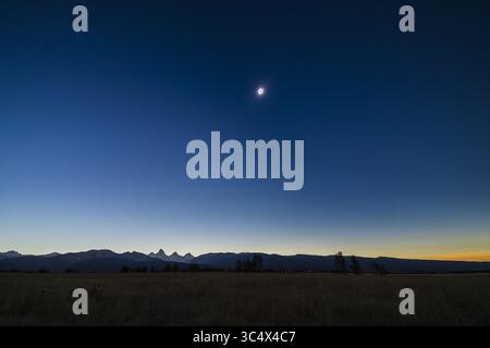 21. August 2017 – Kanada – die Sonnenfinsternis am 21. August 2017 über den Grand Tetons aus dem Teton Valley in Idaho bei Driggs. ..das ist von einem 700-Frame-Zeitraffer und ist von zweiter Berührung, gerade als der Diamantring endet und der dunkle Schatten des Mondes sich von Westen aus nähert, rechts den Himmel verdunkelt und beginnt, die Sonne zu berühren. Die Spitzen der Tetons befinden sich noch nicht im Umbrallenschatten und werden noch immer von der teilweise verdunkelten Sonne beleuchtet. Mit dem Canon 6D und 14 mm SP Rokinon Objektiv bei f/2,5 für 1/10 Sekunden bei ISO 100. (Kreditbild: © Alan Dyer / Vwpics/VW Pi Stockfoto