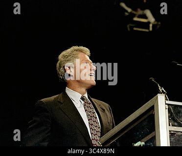 1. November 1992: East Rutherford, New Jersey, Vereinigte Staaten - East Rutherford, New Jersey, USA, 1. November 1992.Clinton/Gore Campaign Rallye in den Meadowlands. Der Gouverneur von Arkansas William Clinton, der Kandidat der Demokratischen Präsidentschaftskandidat, spricht in der Arena von Brendan Byrne. (Kreditbild: © Mark Reinstein/ZUMA Wire) Stockfoto
