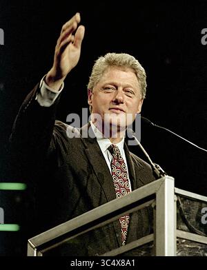 1. November 1992: East Rutherford, New Jersey, Vereinigte Staaten - East Rutherford, New Jersey, USA, 1. November 1992.Clinton/Gore Campaign Rallye in den Meadowlands. Der Gouverneur von Arkansas William Clinton, der Kandidat der Demokratischen Präsidentschaftskandidat, spricht in der Arena von Brendan Byrne. (Kreditbild: © Mark Reinstein/ZUMA Wire) Stockfoto