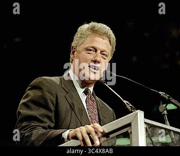 1. November 1992: East Rutherford, New Jersey, Vereinigte Staaten - East Rutherford, New Jersey, USA, 1. November 1992.Clinton/Gore Campaign Rallye in den Meadowlands. Der Gouverneur von Arkansas William Clinton, der Kandidat der Demokratischen Präsidentschaftskandidat, spricht in der Arena von Brendan Byrne. (Kreditbild: © Mark Reinstein/ZUMA Wire) Stockfoto