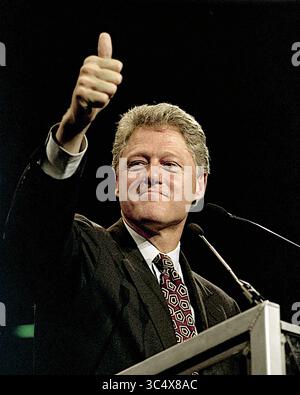 1. November 1992: East Rutherford, New Jersey, Vereinigte Staaten - East Rutherford, New Jersey, USA, 1. November 1992.Clinton/Gore Campaign Rallye in den Meadowlands. Der Gouverneur von Arkansas William Clinton, der Kandidat der Demokratischen Präsidentschaftskandidat, spricht in der Arena von Brendan Byrne. (Kreditbild: © Mark Reinstein/ZUMA Wire) Stockfoto