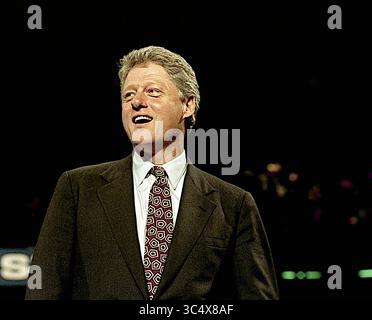 1. November 1992: East Rutherford, New Jersey, Vereinigte Staaten - East Rutherford, New Jersey, USA, 1. November 1992.Clinton/Gore Campaign Rallye in den Meadowlands. Der Gouverneur von Arkansas William Clinton, der Kandidat der Demokratischen Präsidentschaftskandidat, spricht in der Arena von Brendan Byrne. (Kreditbild: © Mark Reinstein/ZUMA Wire) Stockfoto