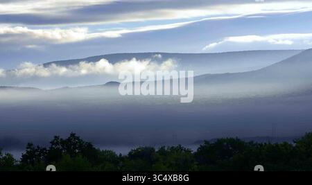 3. Oktober 2018 - Albuquerque, NM, USA - dh100318b --- Regenwolken beginnen sich aus den Sandia Mountains zu lösen, da Nebel das Tal des Rio Grande nach den Regenschauern am Dienstag, den 3. Oktober 2018, füllt. (Bild: © Dean Hanson/Albuquerque Journal/Albuquerque Journal via ZUMA Wire) Stockfoto