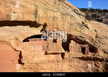 Antike Ziel-Ruine mit gemaltem Symbol in Utahs Cedar Mesa Stockfoto