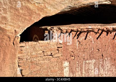 Antike Ziel-Ruine mit gemaltem Symbol in Utahs Cedar Mesa Stockfoto