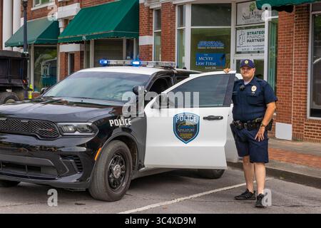 Kingsport, Tennessee 4, USA - 15. Juli 2023: Polizeiarbeit neben seinem Auto beim Fun fest wurde 1981 mit dem Motto „Community Unity“ für t gegründet Stockfoto