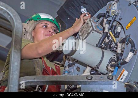 2. Oktober 2018 - Arabisches Meer - U.S. Marine CPL. Yesenia Rojas, ein Avioniker mit Marine Medium Tiltrotor Squadron 166 verstärkt, 13th Marine Expeditionary Unit (MEU), versiegelt Schrauben an einem MV-22B Osprey an Bord des amphibischen Angriffsschiffs USS Essex (LHD 2) der Wasp-Klasse, 2. Oktober 2018. Die Essex ist das Flaggschiff der Essex Amphibious Ready Group und wird mit der eingeleiteten 13. MEU in das Einsatzgebiet der Fünften Flotte der Vereinigten Staaten eingesetzt, um Marineoperationen zu unterstützen, um die Stabilität und Sicherheit der Seeschifffahrt in der Zentralregion zu gewährleisten und das Mittelmeer und den Pazifik durch den Westen zu verbinden Stockfoto