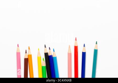 Sammlung von bunten, geschärften Bleistiften auf weißem Hintergrund mit Kopierraum. Stockfoto