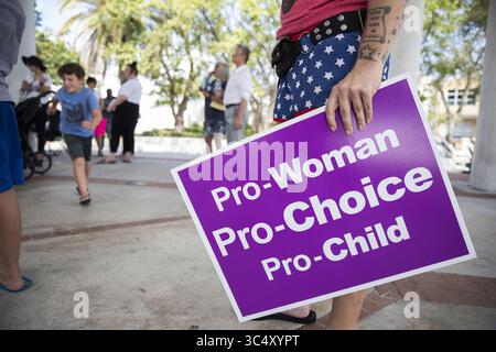 6. Oktober 2018 - Fort Lauderdale, FL, USA - Katelyn Rigby hält ein Protestzeichen mit der Aufschrift „Pro-Woman Pro-Choice Pro-Child“ bei einer Kundgebung gegen Brett Kavanaugh in Fort Lauderdale, Florida, am Samstag, den 6. Oktober 2018. (Bild: © Jennifer Lett/Sun Sentinel/TNS via ZUMA Wire) Stockfoto