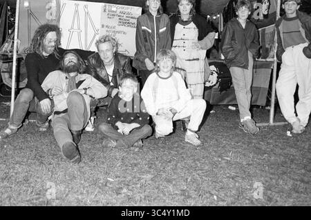 Rastas in the Haarlemmerhout, Festival, Festivitäten und Manifestationen, Haarlem, Niederlande, 24-06-1985 Whizgle News, Dutch Desk, Niederlande, 1950-2000 Eine vielfältige Gruppe von Menschen, darunter Erwachsene und Kinder, versammeln sich in entspannter Atmosphäre im Freien. Einige Menschen wirken lässig und sorglos, während andere eine ernstere Pose einnehmen. Farbenfrohe Banner und Kunstwerke bilden eine lebendige Kulisse, die auf eine lebhafte Atmosphäre hinweist. Stockfoto