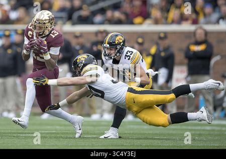 6. Oktober 2018 – Minneapolis, MN, USA – Minnesota Wide Receiver Rashod Bateman (13) läuft mit dem Ball im zweiten Quartal im TCF Stadium in Minneapolis am Samstag, 6. Oktober 2018 mit dem Ball an den Iowa Defensivverteidigern Jake Gervase (30) und Riley Moss (33) vorbei. Iowa gewann 48:31. (Bild: © Elizabeth Flores/Minneapolis Star Tribune/TNS via ZUMA Wire) Stockfoto