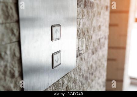 Die Aufwärts- und Abwärtspfeiltasten zeigen die Fahrtrichtung an Stockfoto