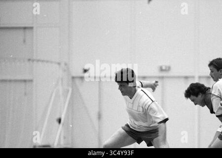 Fußball- und Volleyballturnier HDL, 17-06-1994 Whizgle News, Dutch Desk, Niederlande, 1950-2000 Ein fokussierter Athlet in Aktion springt vorwärts, während sich die Teamkollegen kurz hinter sich auf einen koordinierten Zug in einem Hallensport vorbereiten. Stockfoto