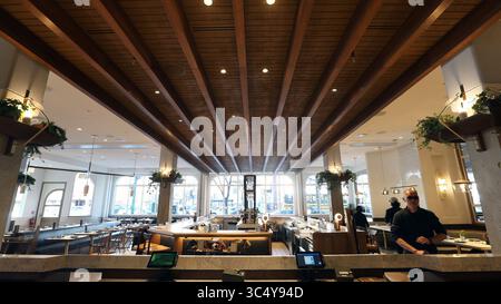 24. April 2018 – Chicago, IL, USA – als die Pacific Standard Time im April eröffnet wurde, war sie eine der geschäftigsten Eröffnungen der Stadt, aber tatsächlich war es fast töricht, dort zu essen. Das Management hat Teppiche angelegt und Teppiche installiert, aber das Restaurant blieb laut. Ein Tontechniker wurde herangezogen, um das din zu adressieren. (Bild: © Terrence Antonio James/Chicago Tribune/TNS via ZUMA Wire) Stockfoto