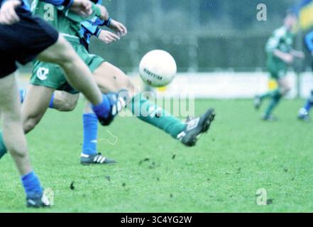 Fußball: Stormvogels - KBV, IJmuiden, IJmuiden, Niederlande, 14-03-1998 Whizgle News, Dutch Desk, Niederlande, 1950-2000 Eine Szene aus einem Fußballspiel fängt Spieler in Aktion an, wobei einer den Ball schlägt, während andere in dynamischen Positionen auf dem Spielfeld stehen. Die Intensität des Spiels ist spürbar, wenn sie um den Besitz konkurrieren. Stockfoto