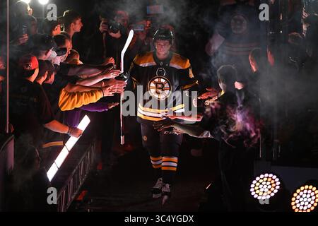8. Oktober 2018: Matt Grzelcyk (48), Verteidiger der Boston Bruins, wird vor dem NHL-Spiel zwischen den Ottawa Senators und den Boston Bruins im TD Garden in Boston vorgestellt. Boston besiegt Ottawa mit 6:3. Eric Canha/CSM(Kreditbild: &Copy; Eric Canha/CSM via ZUMA Wire) Stockfoto