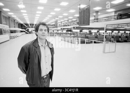 Verstärkte Sicherheitsmaßnahmen in Schiphol wegen El Al-Fluges, Schiphol, Schiphol, 22.02.1989 Whizgle News, Dutch Desk, Niederlande, 1950-2000 Ein Mann steht selbstbewusst in einem geräumigen, fast leeren Flughafenterminal, umgeben von Check-in-Schaltern und großen, hellen Deckenleuchten. Seine lässige Kleidung steht im Kontrast zu dem weiten, offenen Raum und unterstreicht die ruhige Atmosphäre der Gegend. Stockfoto