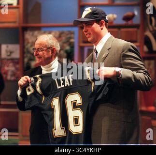 9. Oktober 2018 - Akte - ALEX SPANOS, Besitzer der Los Angeles Chargers, starb am Dienstag Morgen. Er war 95. Der gebürtige Kalifornier gründete 1960 A.G. Spanos Companies, ein US-amerikanisches Entwicklungsunternehmen, das sich auf Wohn- und Gewerbebau konzentriert. Forbes bemerkte, dass der Spanos Patriarch und seine Familie ein Nettovermögen von 2,4 Milliarden US-Dollar aufbrachten. Ursprünglich kaufte er 60 Prozent der Chargers, die damals in San Diego ansässig waren, um ihm 1984 die Mehrheitskontrolle zu geben. Der Anteil der Familie stieg im nächsten Jahrzehnt auf 97 Prozent. Im Bild: 18. April 1998 – San Diego – Ryan Leaf (rechts) hält ein Chargers Trikot mit Stockfoto