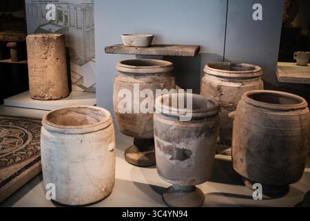 9. Oktober 2018 - Jerusalem, Israel - Eine 2.000 Jahre alte Steinsäulentrommel (L), zweite Tempelzeit (1. Jahrhundert n. Chr.), um die Zeit der Herrschaft Herodes des Großen, die 2018 bei Ausgrabungen in der Nähe von Binyanei HaUma, dem Internationalen Kongresszentrum Jerusalems, entdeckt wurde, trägt eine eingravierte arabische Inschrift mit der Aufschrift â€œHananiah Sohn von Dudolos aus Jerusalemâ€. Archäologen teilen ihre Begeisterung während einer gemeinsamen Pressekonferenz der Israel Antiquities Authority und des Israel Museums, die betonen, dass dies das erste und einzige Artefakt aus der zweiten Tempelzeit ist, das die vollständige Schreibweise von je zeigt Stockfoto