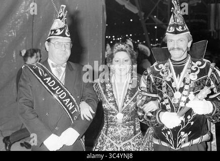 Prinz Roel der erste, Hobaho, Lisse, 28-01-1993 Whizgle News, Dutch Desk, Niederlande, 1950-2000 drei Personen tragen aufwendige Kostüme, die für einen festlichen Anlass geeignet sind, jede mit dekorativen Hüten und Schärpen verziert sind. Der Mann auf der linken Seite trägt einen Gürtel mit der Aufschrift „ADJUDANT“, während die anderen beiden durch ihre komplizierten Outfits und Schmuck einen festlichen Geist zeigen. Sie scheinen ein Ereignis zu feiern, vielleicht einen Karneval oder eine Parade, mit einem Lächeln und einem Gefühl von Kameradschaft. Stockfoto