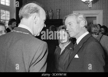Installation von Bürgermeister Machielsen Zandvoort, Bürgermeister, 05-10-1977 Whizgle News, Dutch Desk, Niederlande, 1950-2000 Ein formelles Treffen, bei dem drei Personen in Gesprächen mit einer Person in Militärkleidung und zwei anderen in eleganter Kleidung eine Atmosphäre der Diplomatie und des sozialen Zusammenlebens zeigen. Stockfoto