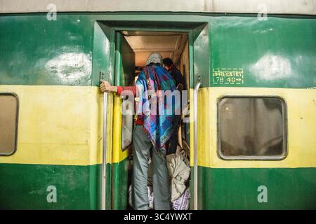 13. Januar 2017 - Ludhiana, Indien - Passagiere, die am Bahnhof Ludhiana Junction in Ludhiana, Indien, in einen Zug einsteigen (Kreditbild: © Edwin Remsberg/VW Pics via ZUMA Wire) Stockfoto