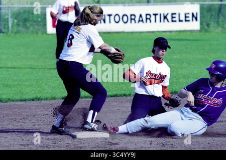 Softball: Terrasvogels - Twins, 07-06-2002 Whizgle News, Dutch Desk, Niederlande, 1950-2000 Ein Softballspieler bereitet sich darauf vor, einen Gegner zu markieren, der in die zweite Basis gleitet, während ein anderer Spieler zusieht und die Intensität und Spannung des Spiels zeigt. Stockfoto