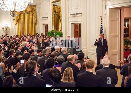 8. Oktober 2018 - Washington, DC, Vereinigte Staaten von Amerika - US-Präsident Donald Trump drückt seine Faust nach einer symbolischen öffentlichen Vereidigung von Richter Brett Kavanaugh als 114. Richter am Obersten Gerichtshof im East Room des Weißen Hauses 8. Oktober 2018 Washington, DC. (Bild: © Joyce N. Boghosian via ZUMA Wire) Stockfoto